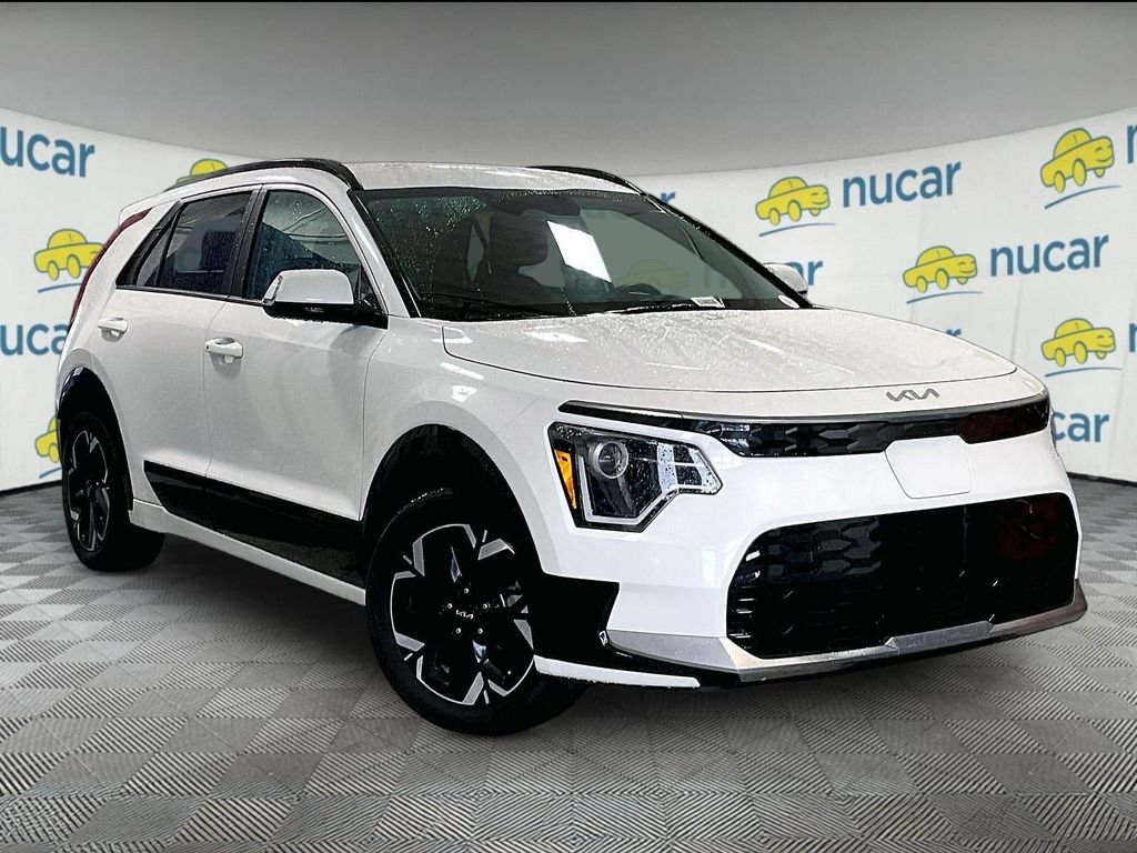 Used 2023 White Kia Wind image 1