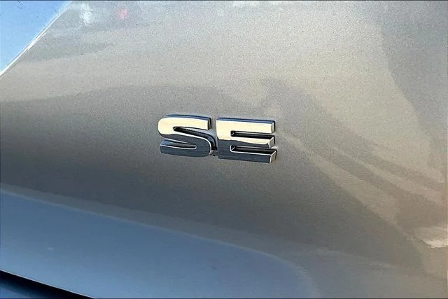 New 2026 Silver Mitsubishi SE image 9