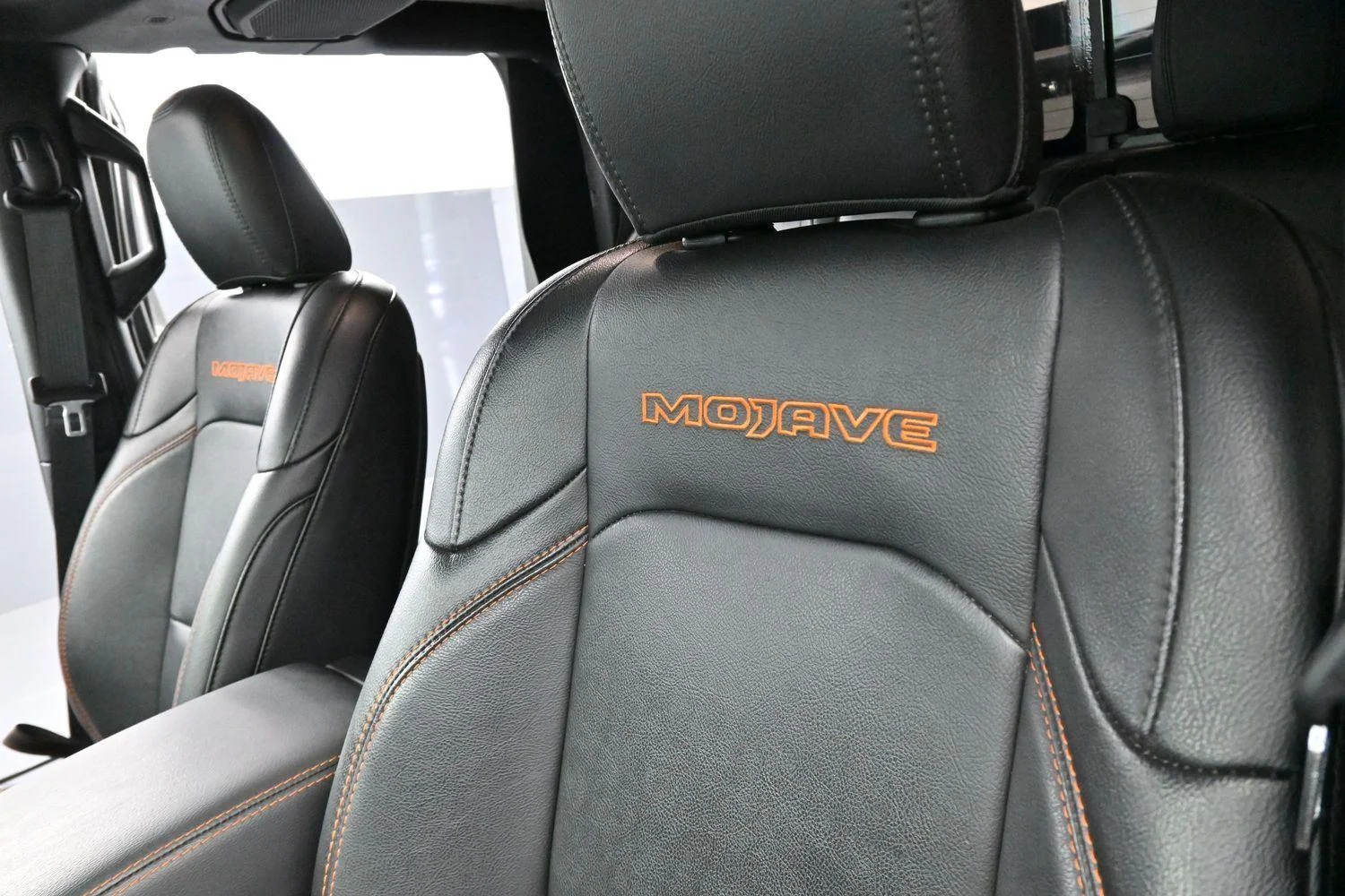 Used 2021 Sting-Gray Clearcoat Jeep Mojave image 12