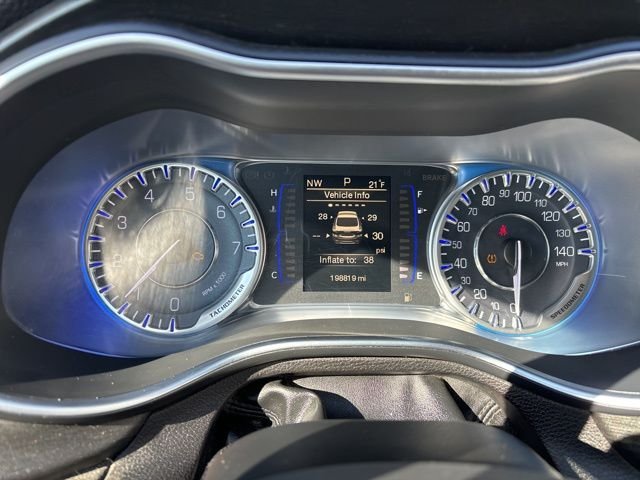 Used 2015 Silver Chrysler Limited image 20