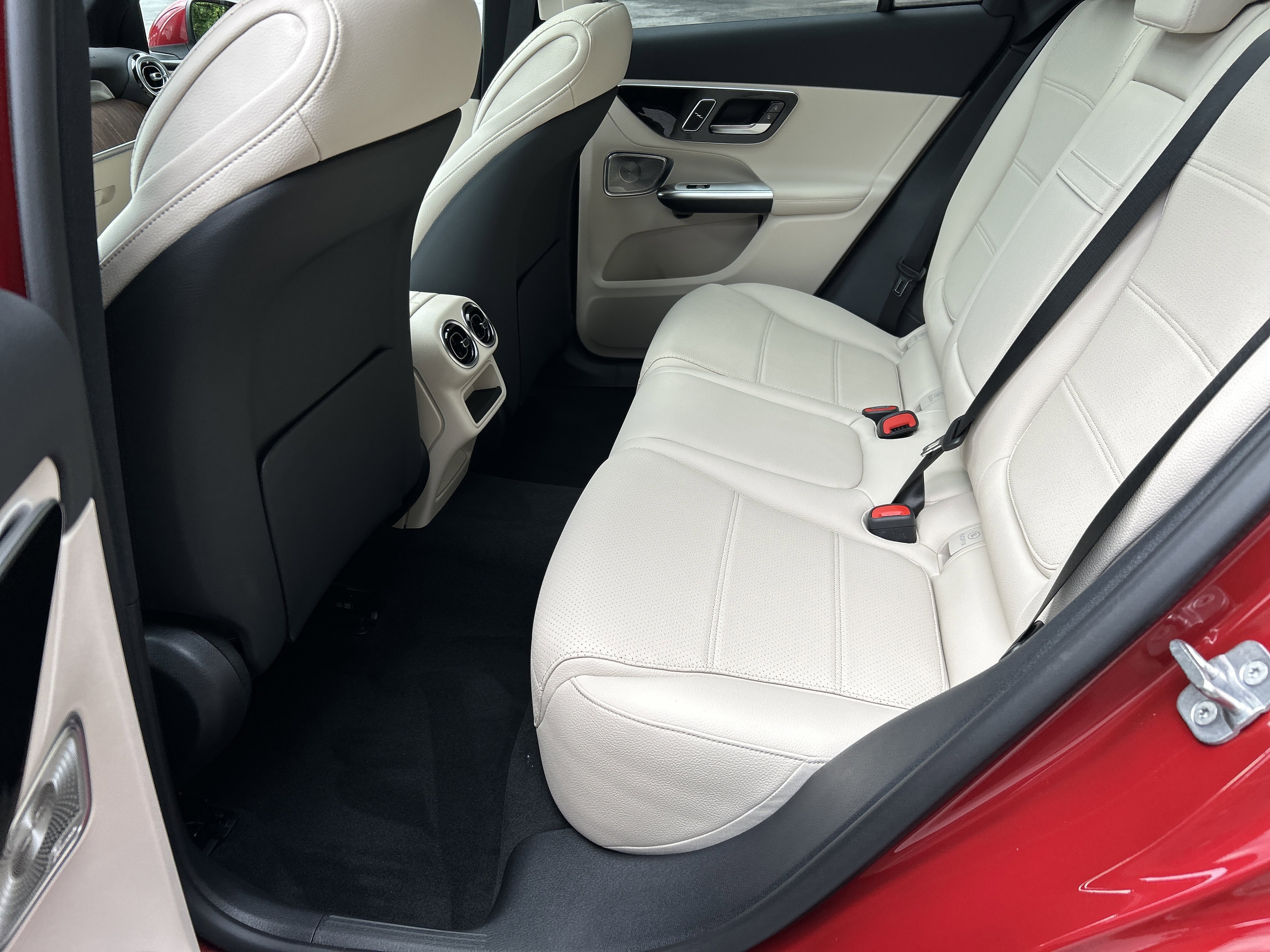 New 2026 MANUFAKTUR Patagonia Red Metallic Mercedes-Benz GLC 300 4MATIC® SUV image 36