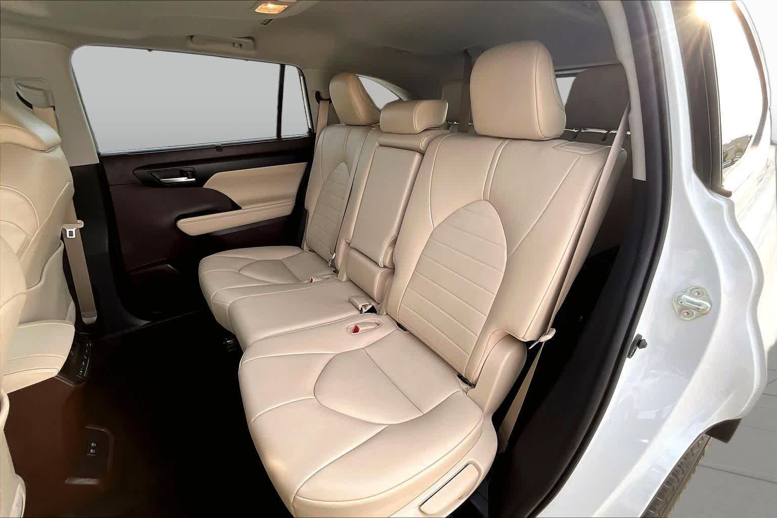 Used 2020 Blizzard Pearl Toyota Hybrid XLE image 21