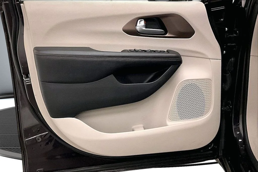 Used 2018 Red Chrysler Touring L image 20