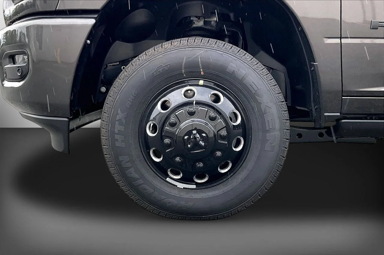 New 2026 Granite Crystal Metallic Clear-Coat Exterior Paint RAM Laramie image 29
