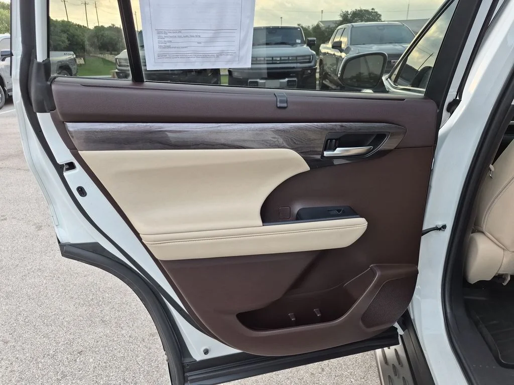 Used 2022  Toyota Platinum image 33