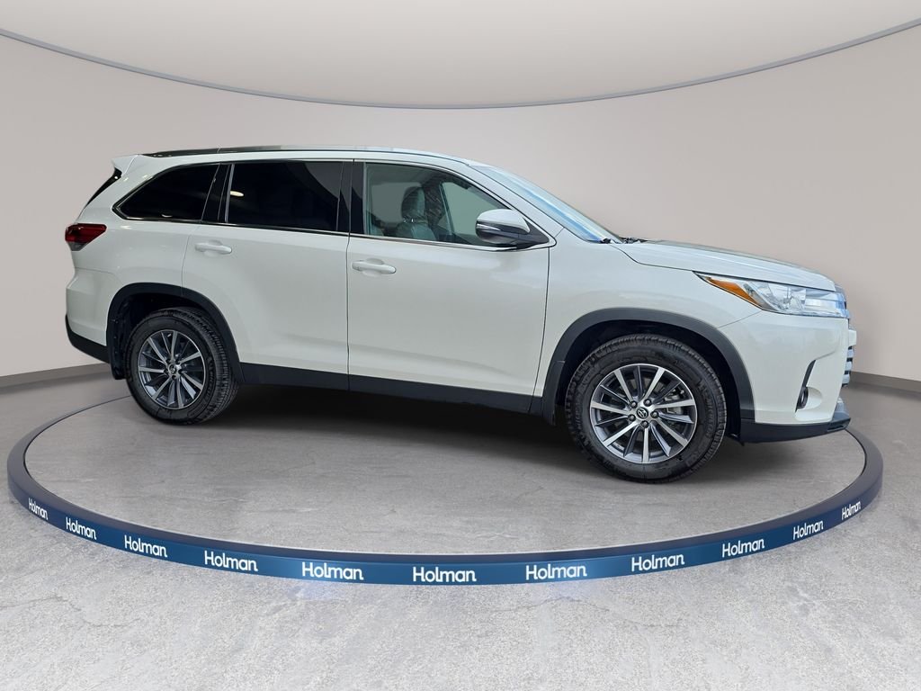 Used 2019 White Toyota XLE image 5