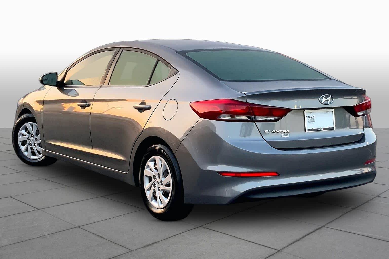 Used 2018 Machine Gray Hyundai SE image 12