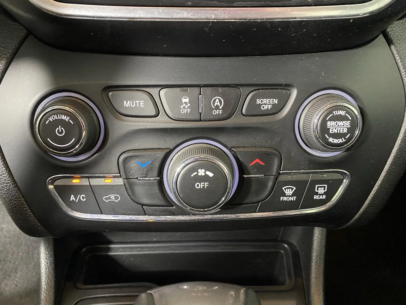 Used 2019 Granite Crystal Metallic Clearcoat Jeep Latitude Plus image 20