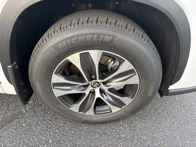 New 2026 Wind Chill Pearl <sup>1</sup> Toyota  XLE image 4