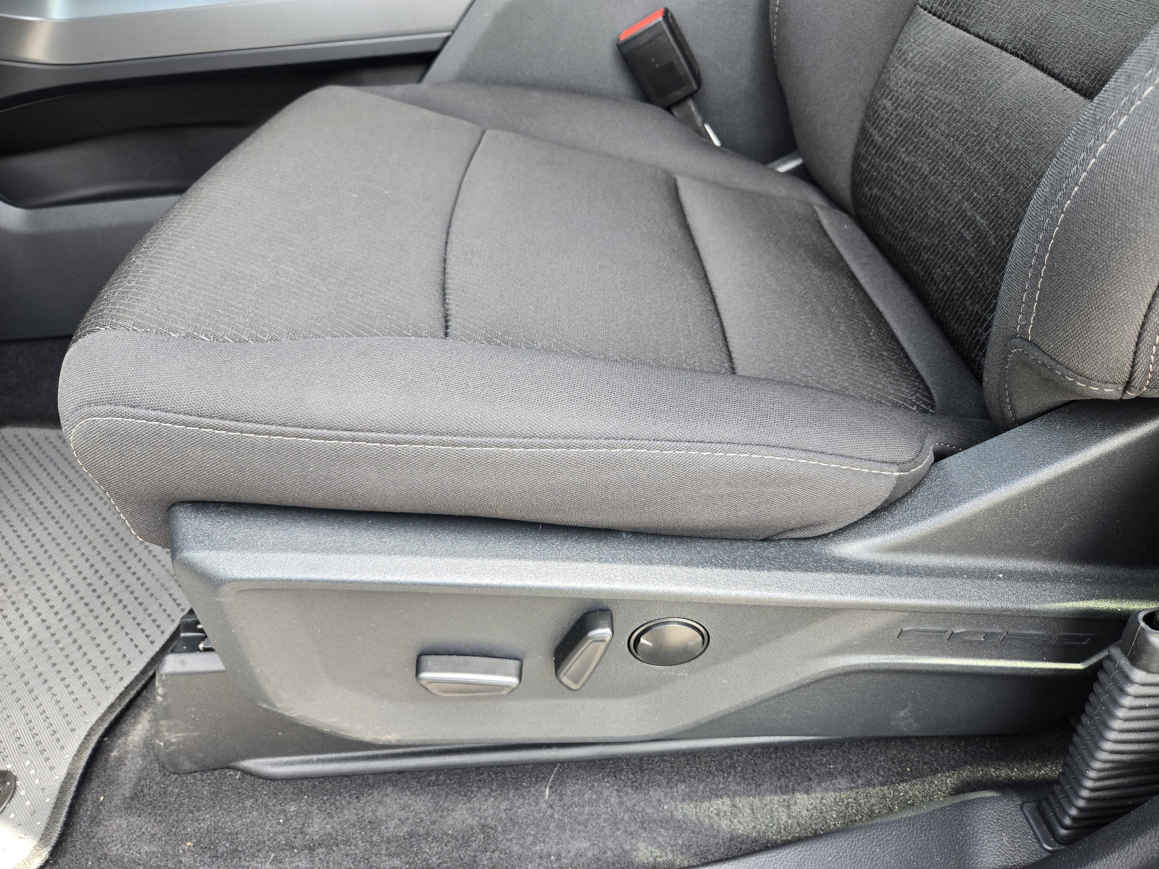 New 2026 Carbonized Gray Metallic Ford XLT image 15