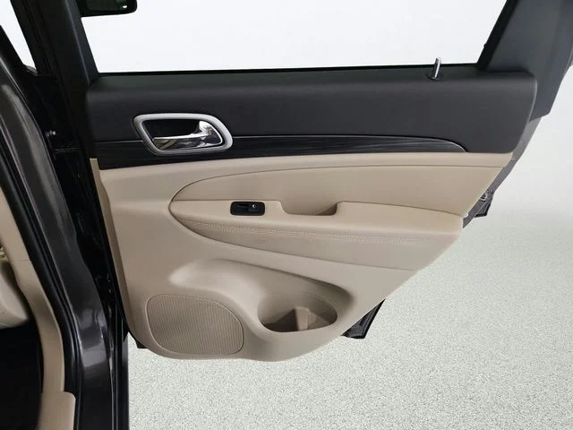 Used 2021 Granite Crystal Clearcoat Metallic Jeep Laredo E image 26