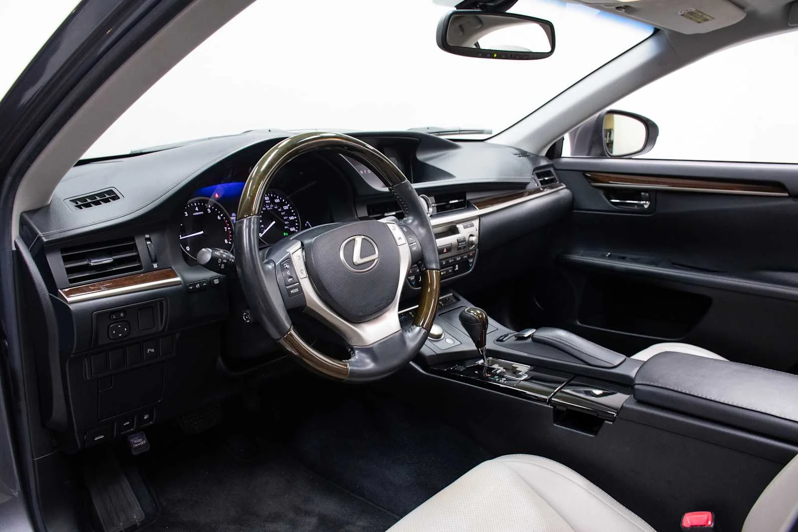 Used 2013 Nebula Gray Pearl Lexus 4dr Sdn image 16