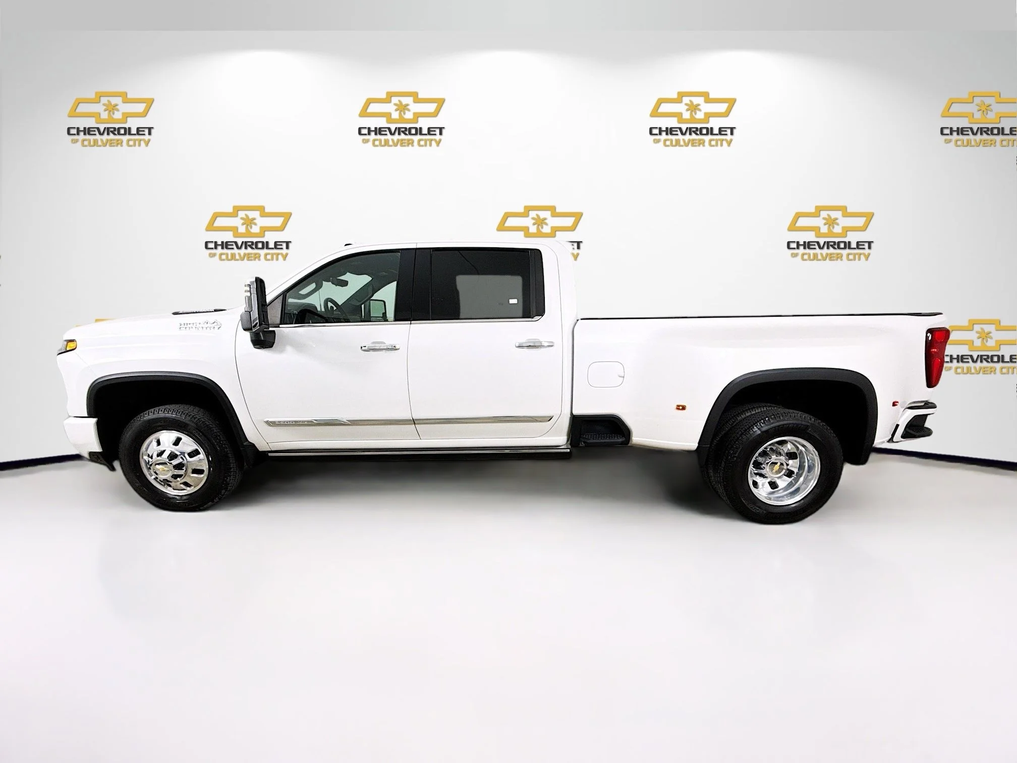 Used 2024 Iridescent Pearl Tricoat Chevrolet High Country DRW image 5