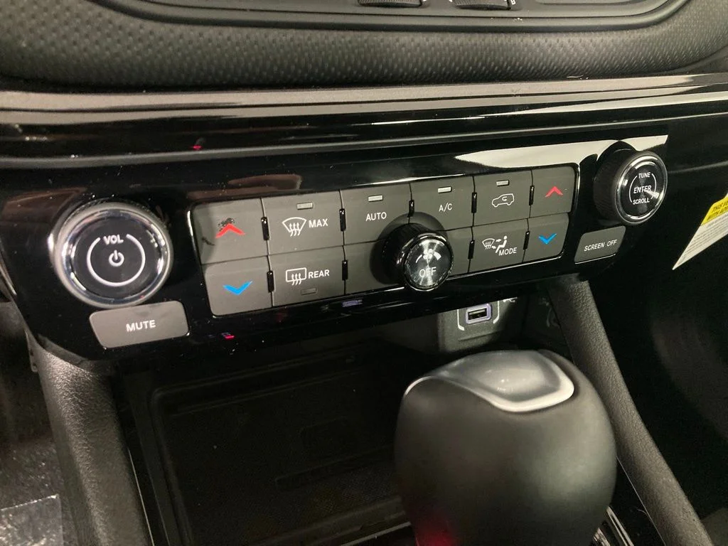 New 2026 Red Hot Pearlcoat Jeep Latitude image 9