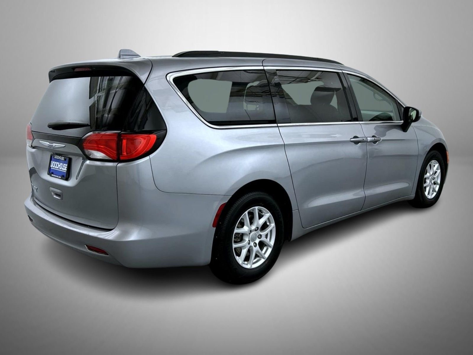 Used 2020 Silver Chrysler LXI image 5