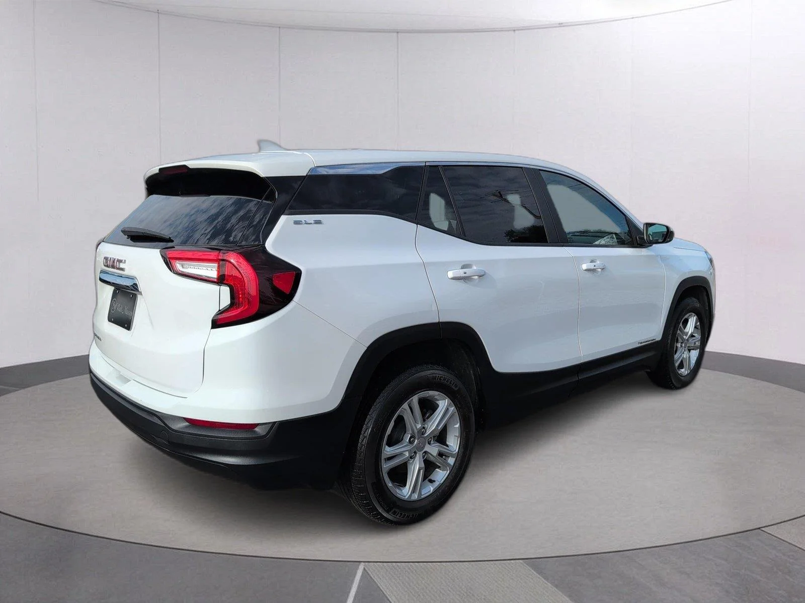 Used 2024 Summit White GMC SLE image 5