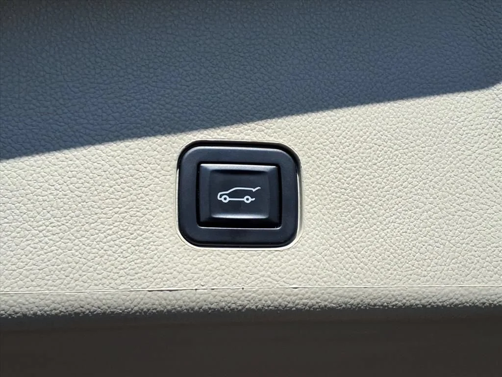 Used 2015 SILVER COAST METALLIC Cadillac Luxury Collection image 23
