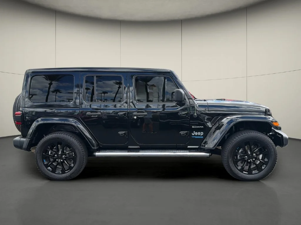 Used 2022 Black Jeep Unlimited Sahara 4x4 image 8