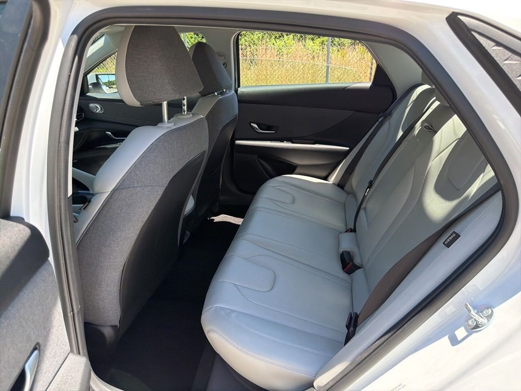 2025 Hyundai Elantra Limited - Photo 19