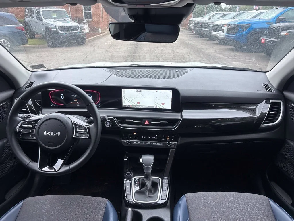 Used 2025 White Kia S image 22