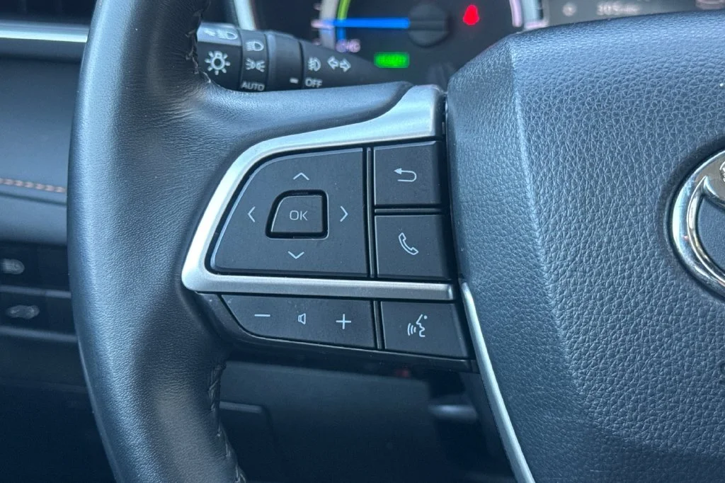 Used 2023 Wind Chill Pearl Toyota Bronze Edition image 28