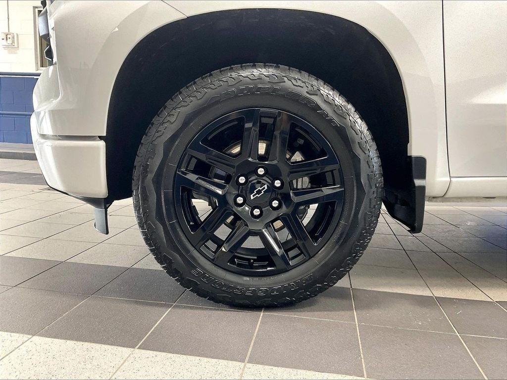 Used 2023 White Chevrolet Custom image 7