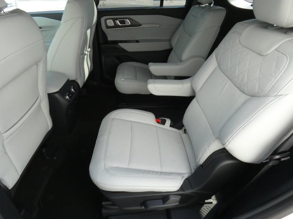 New 2027 Star White Metallic Tri-Coat Ford Platinum™ image 10