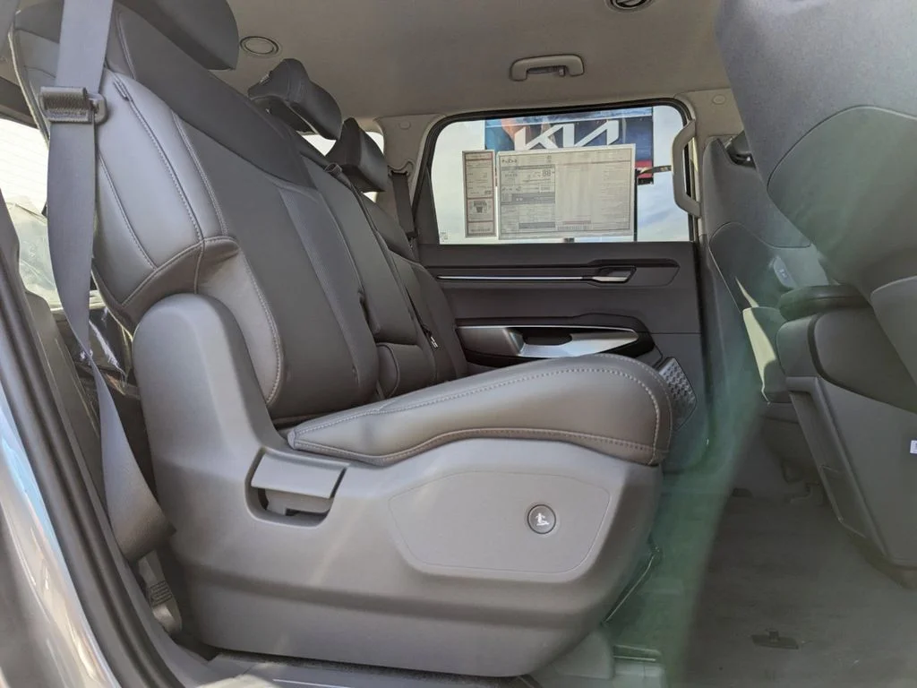 New 2024 Pebble Gray Kia Light RWD image 32