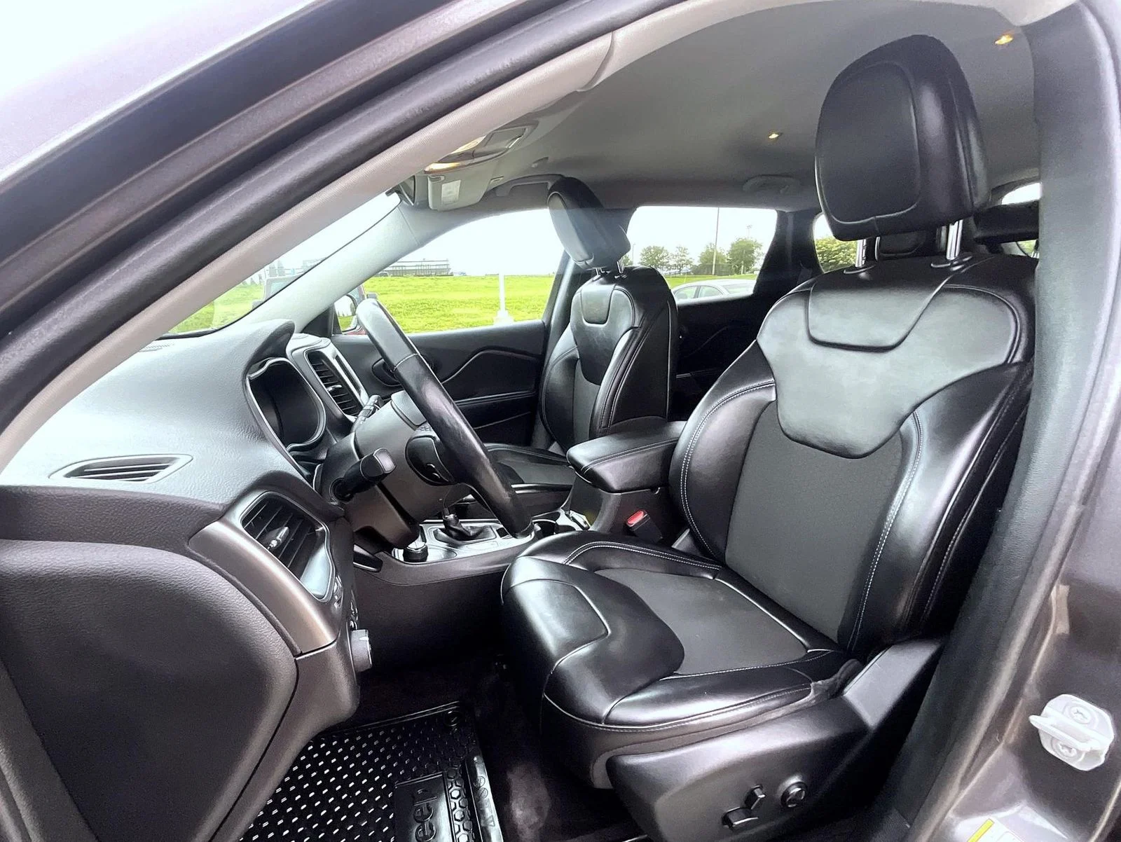 Used 2019 Gray Jeep Latitude Plus image 10