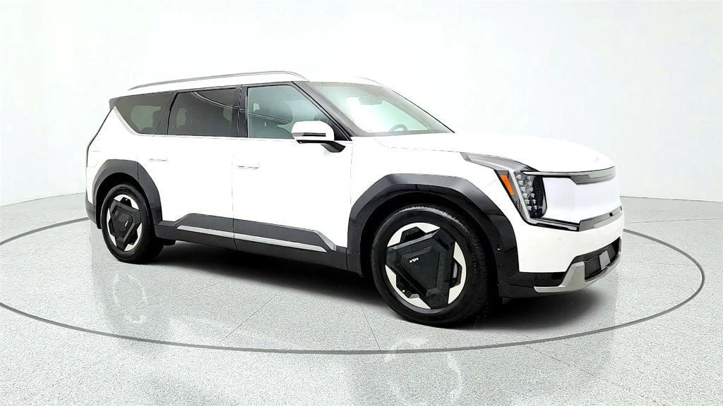 Used 2024 Snow White Pearl Kia Land AWD (Long Range) w/ Towing Package image 3