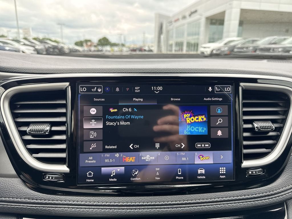 2027 Chrysler Pacifica Limited - Photo 16