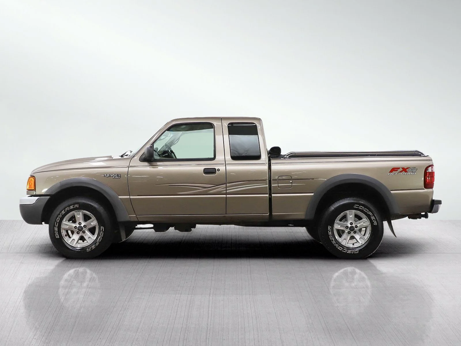 Used 2003  Ford XLT image 2
