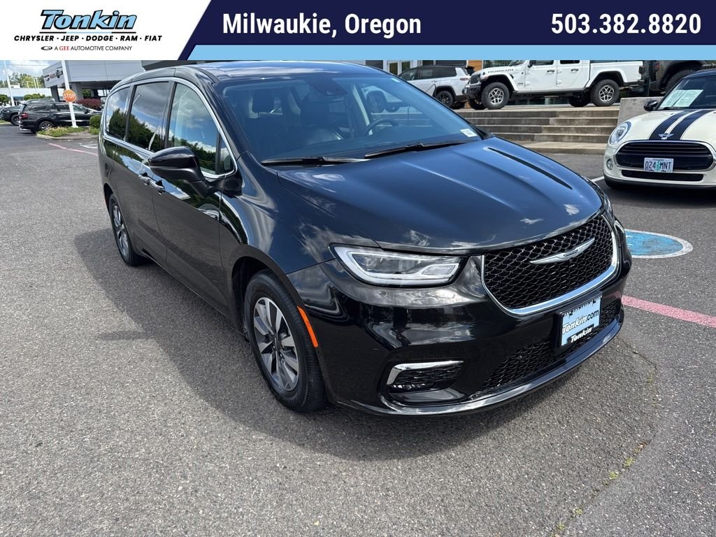 2023 Chrysler Pacifica Hybrid Touring L Hybrid's photo