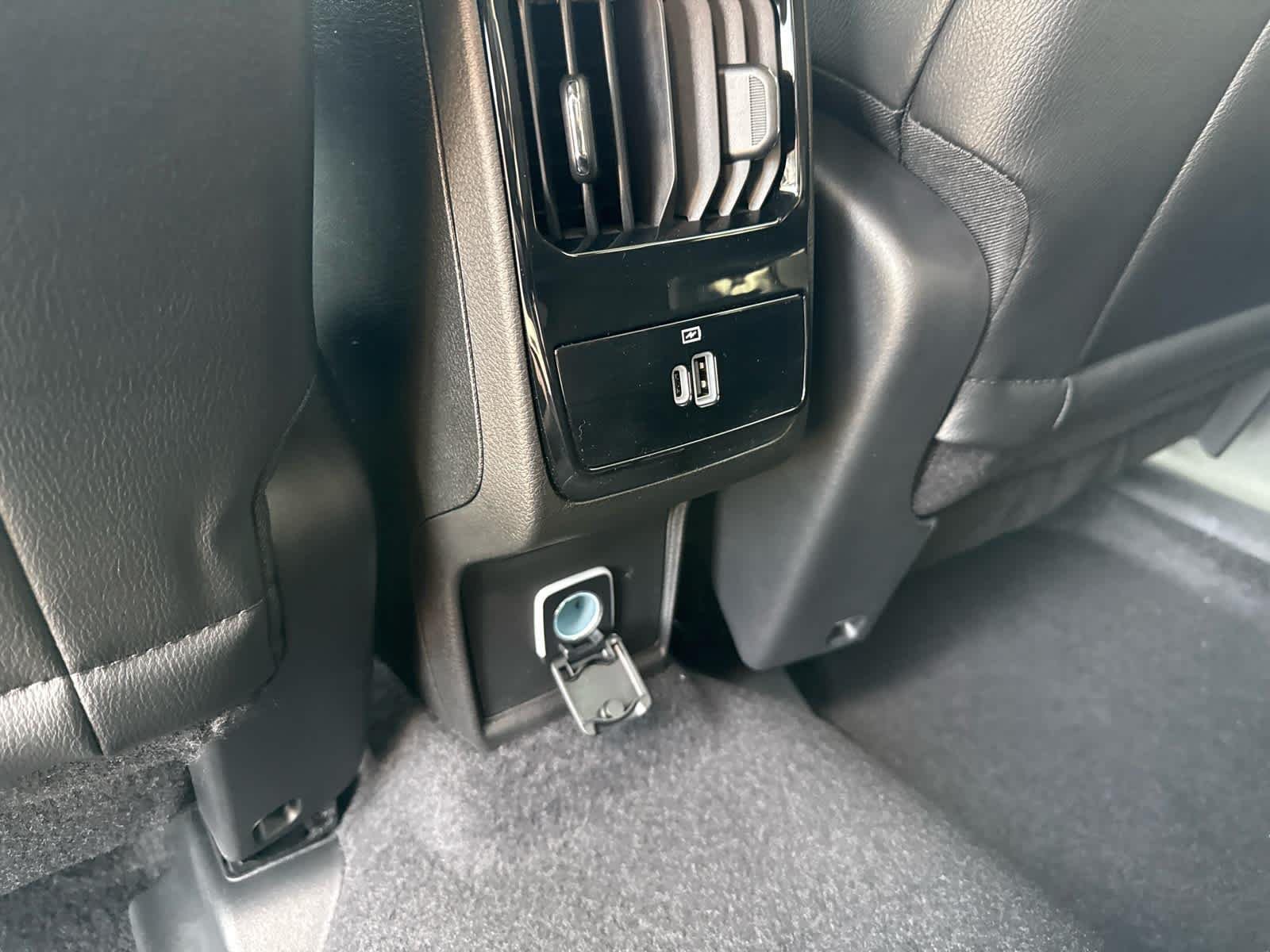 New 2026 Bright White Clearcoat Jeep Latitude image 13