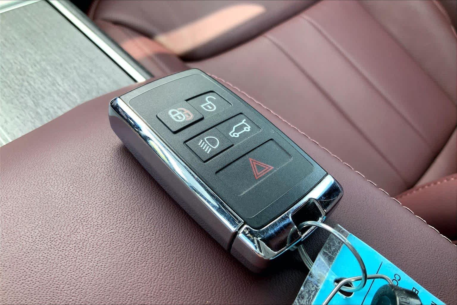 Used 2025 Fuji White Land Rover Autobiography image 13
