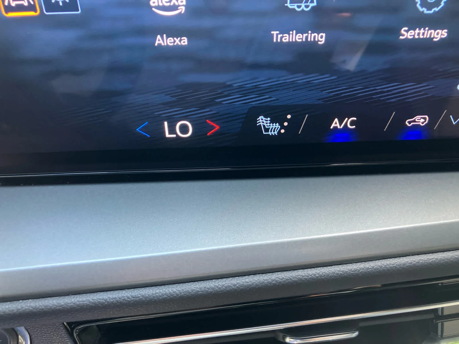 Used 2025 Lakeshore Blue Metallic Chevrolet FWD LT image 14