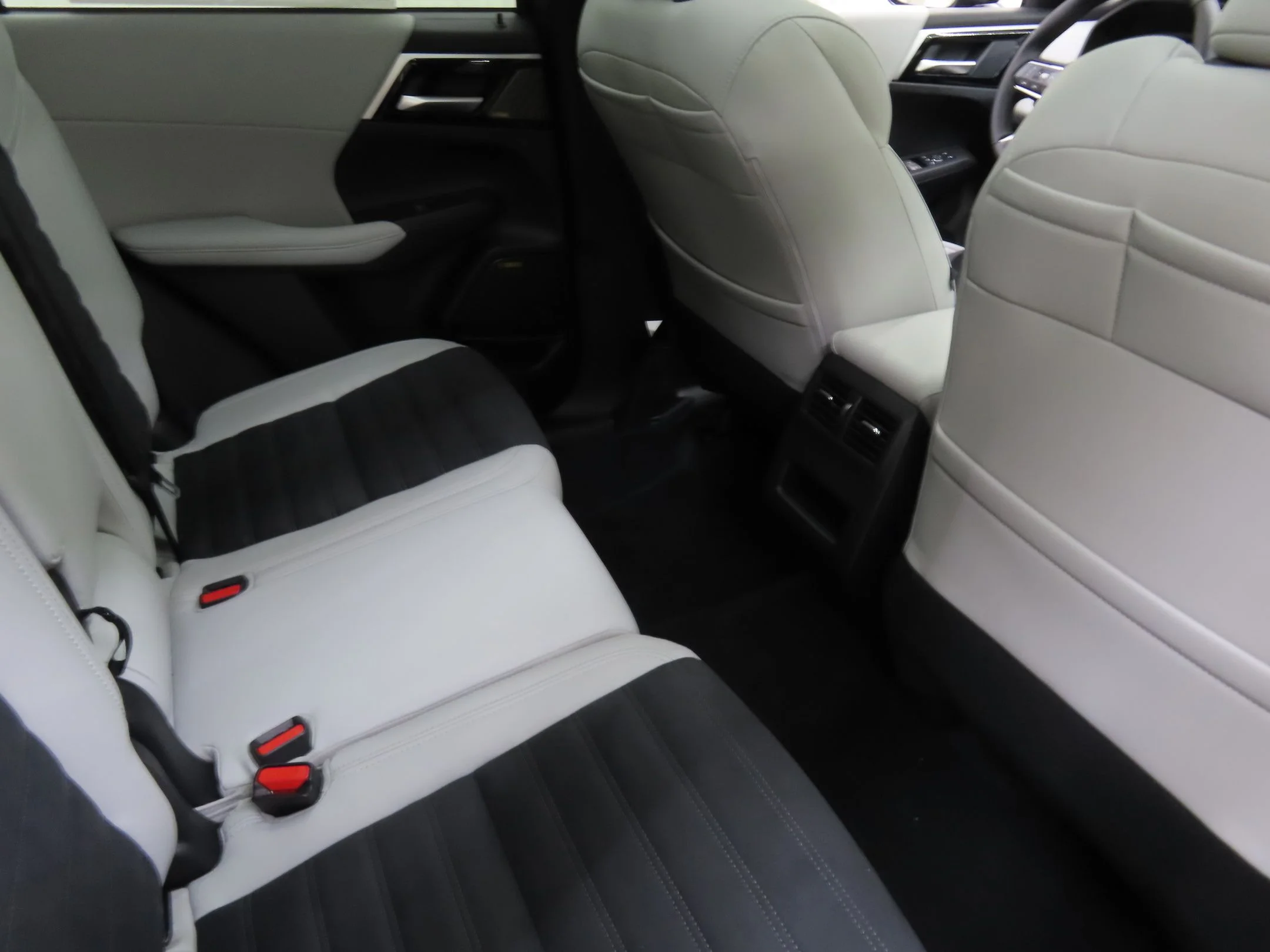 2025 Mitsubishi Outlander SE - Photo 25