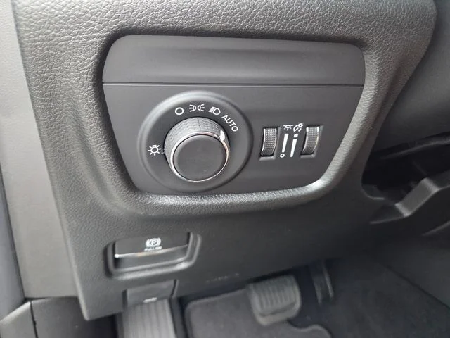 New 2026 Bright White Clear-Coat Exterior Paint Jeep Laredo X image 22