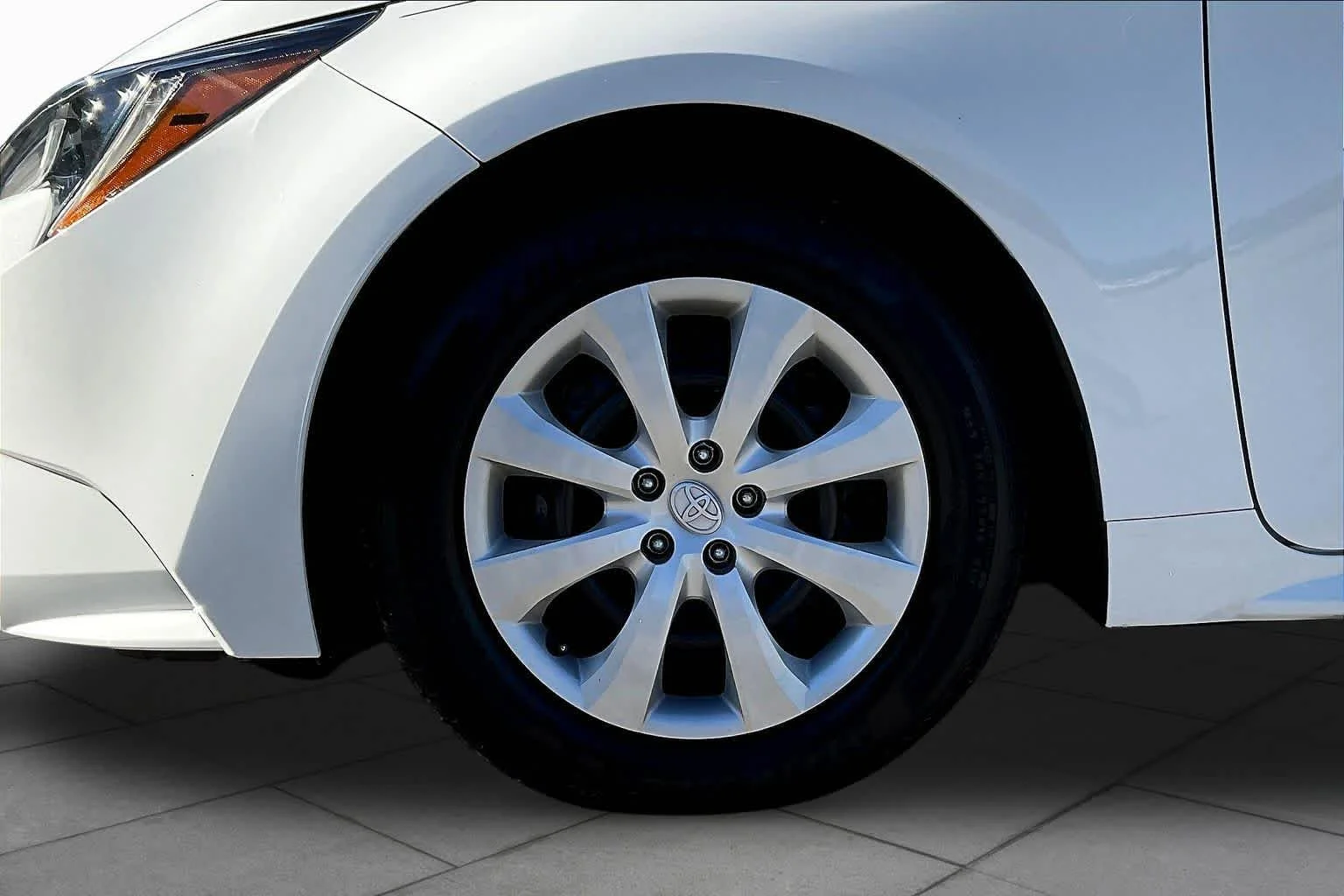 Used 2023 Ice Cap Toyota LE image 11