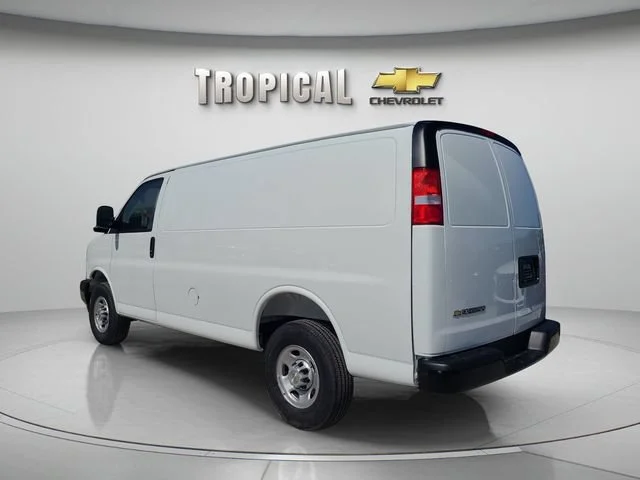 New 2026 Summit White Chevrolet WT image 3