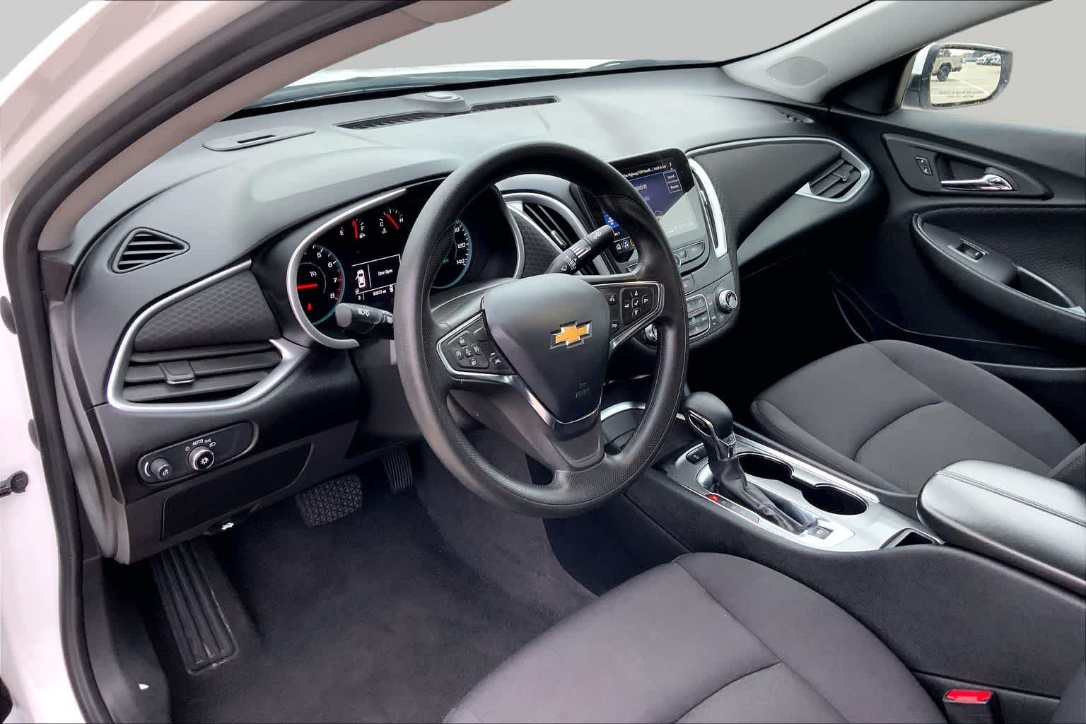 Used 2024 Summit White Chevrolet LT image 17
