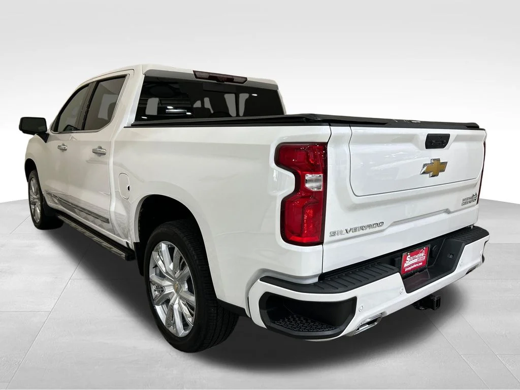 Used 2024 White Chevrolet High Country image 3
