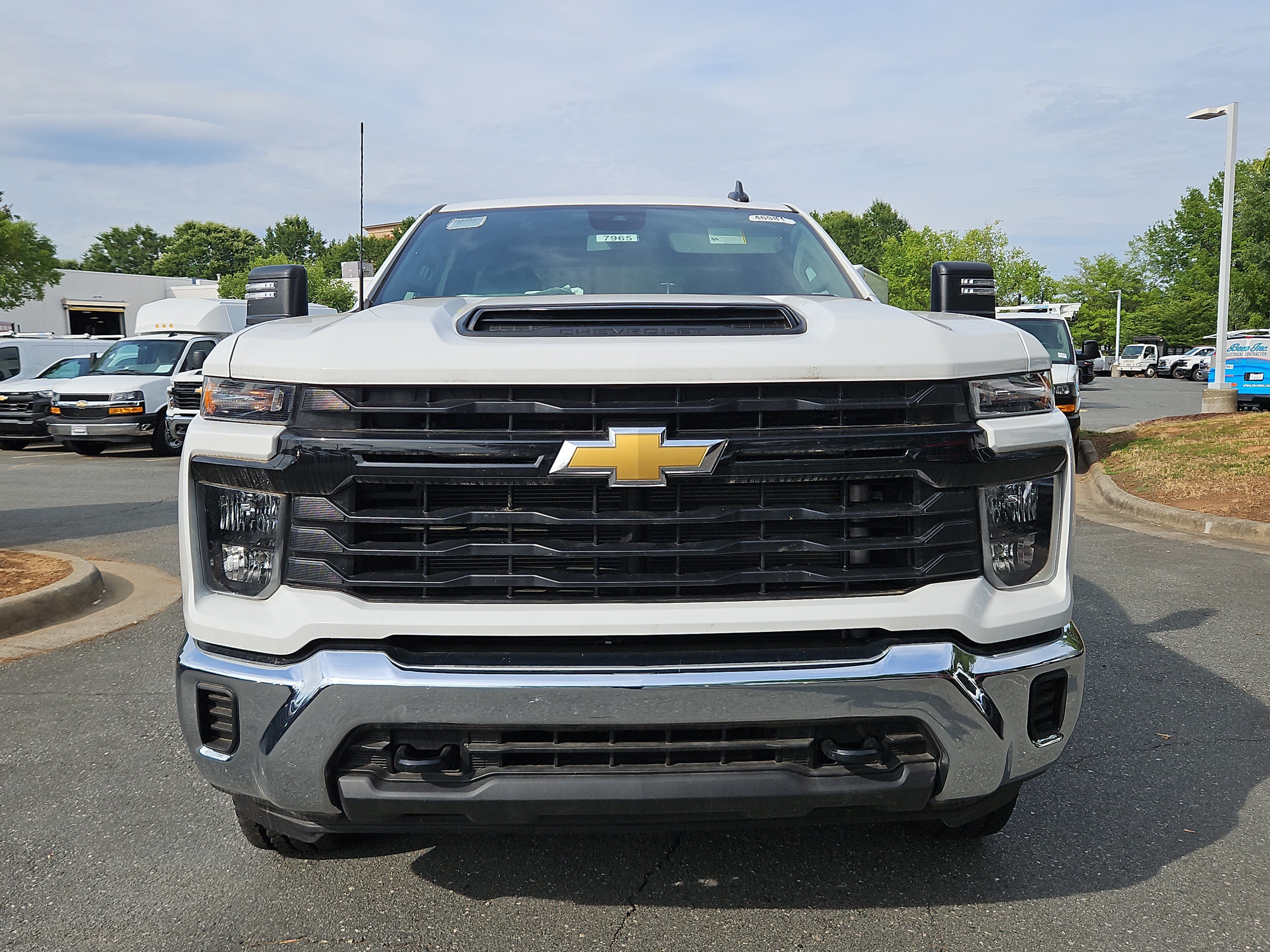 New 2025 Summit White Chevrolet WT image 7