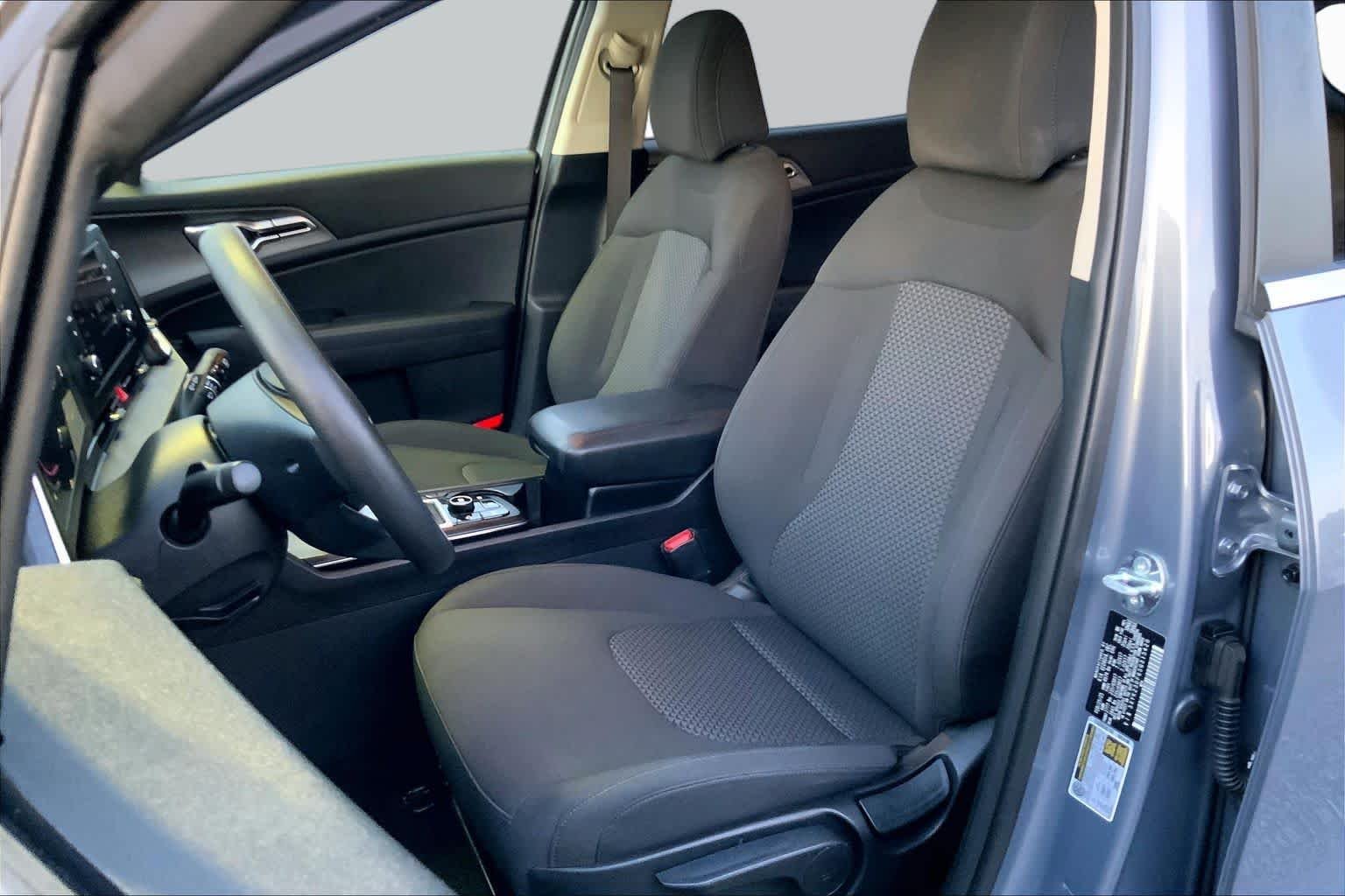 Used 2025 Everlasting Silver Kia LX image 7