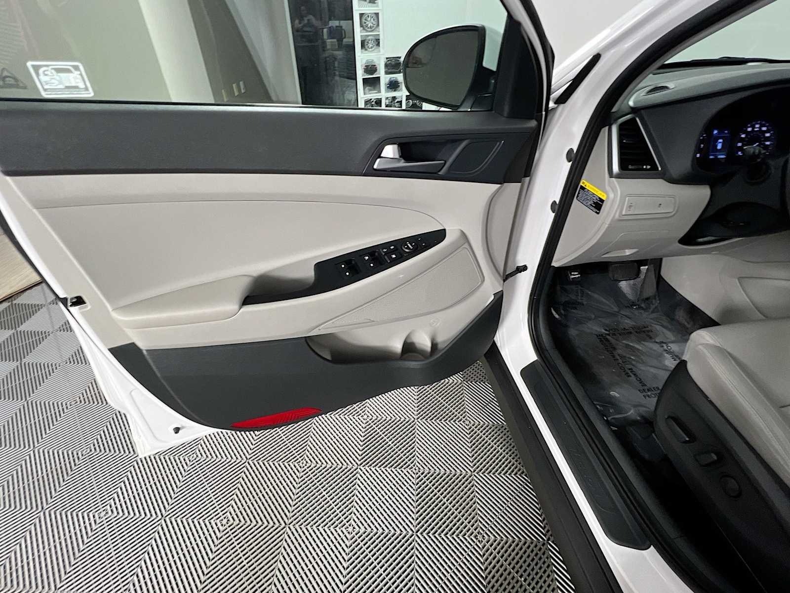 Used 2016 Dazzling White Hyundai SE image 18