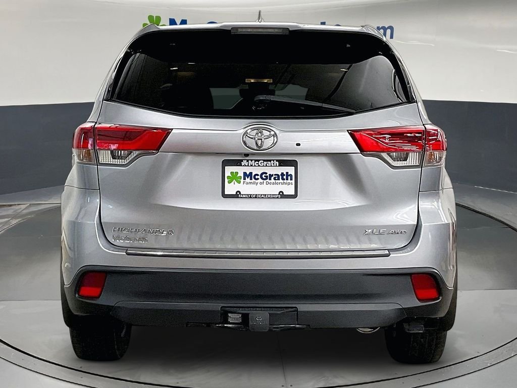 Used 2018 Silver Toyota XLE image 6