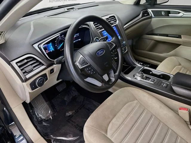 Used 2020 Blue Ford SE image 9