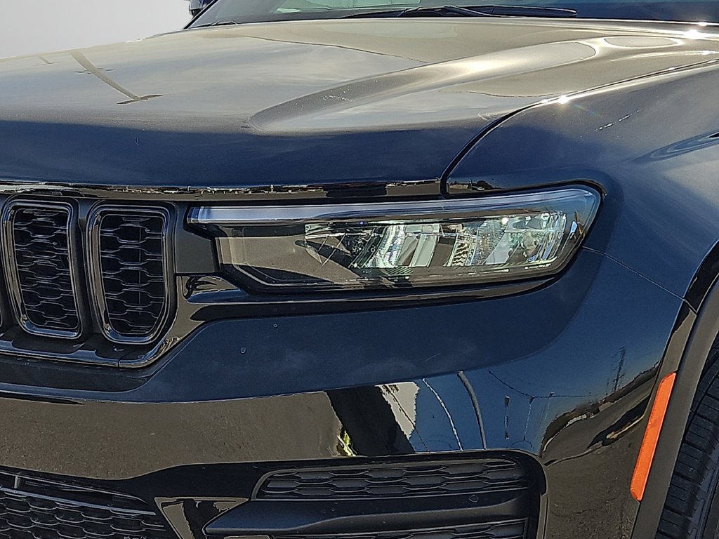 New 2025 Diamond Black Crystal Pearl-Coat Exterior Paint Jeep Laredo image 29