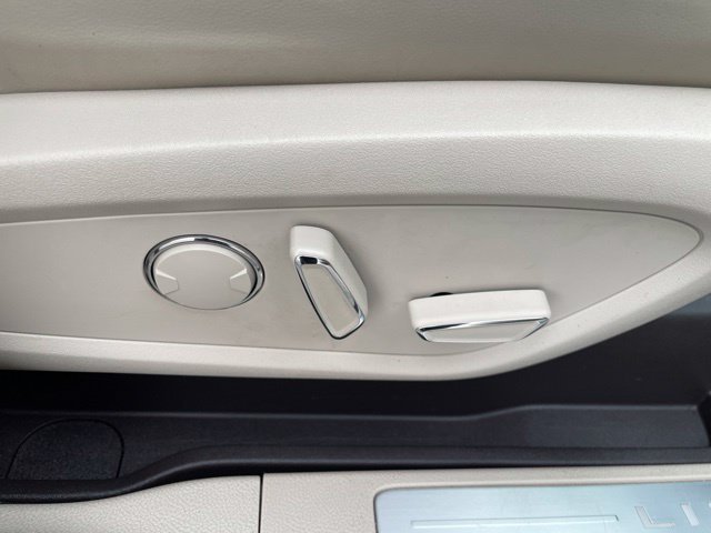 Used 2017 White Gold Metallic Lincoln Select image 11