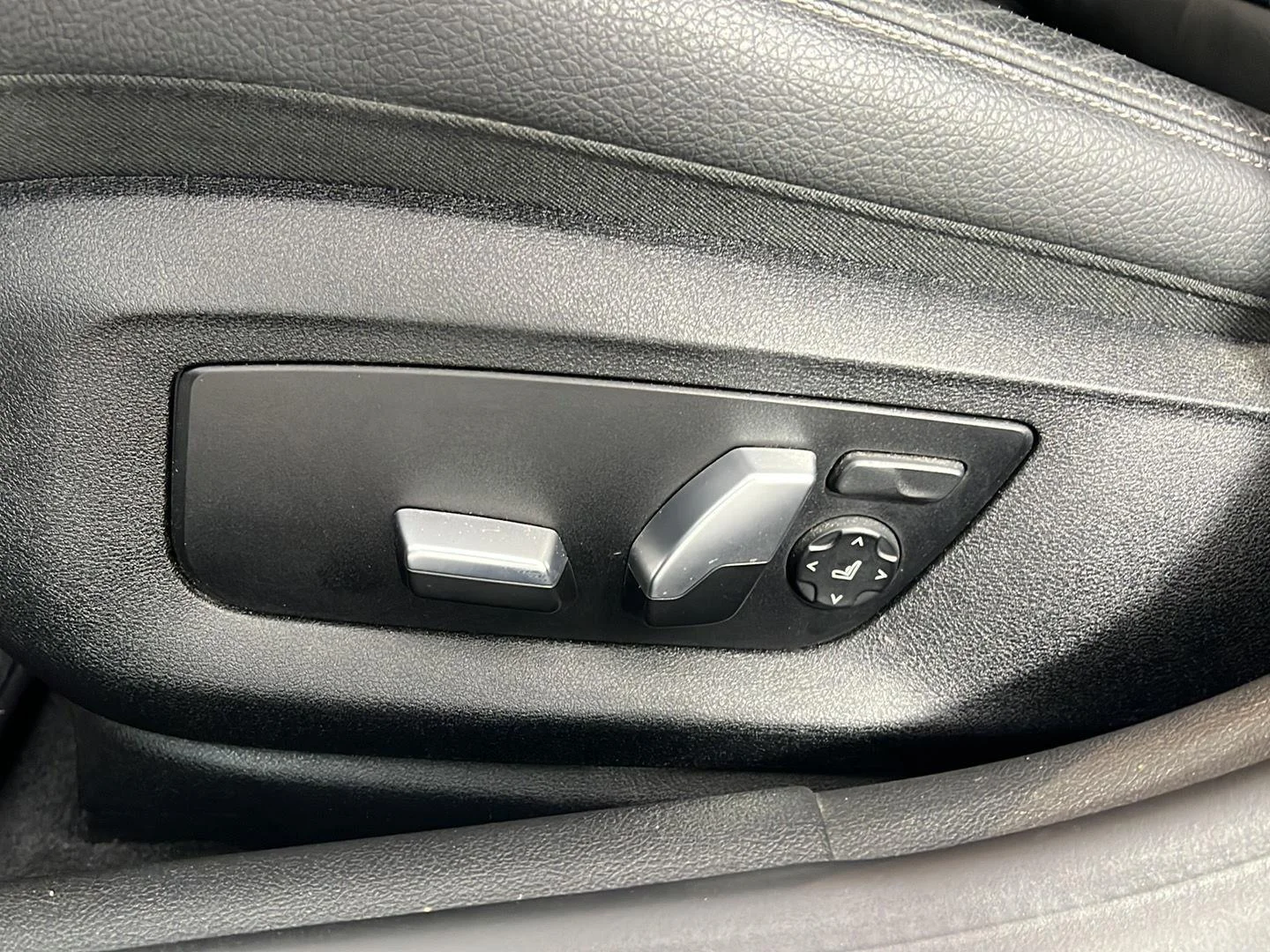Used 2019 Black Sapphire Metallic BMW 540i xDrive image 16